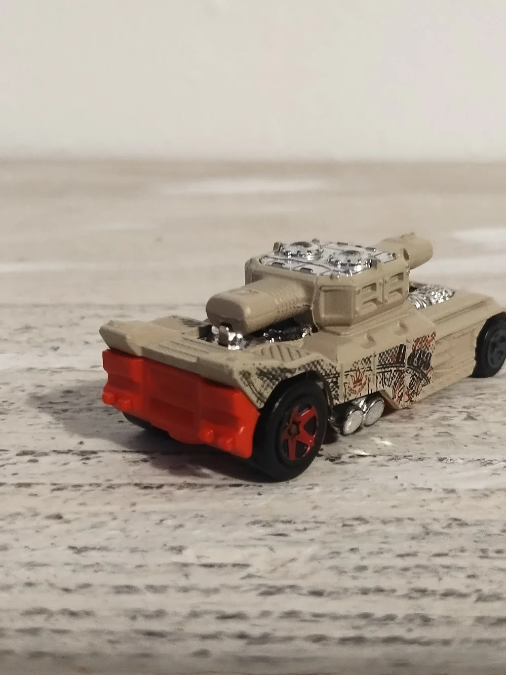 Hot wheels he off road invade army tank 2014 Sand Desert  diecast metal